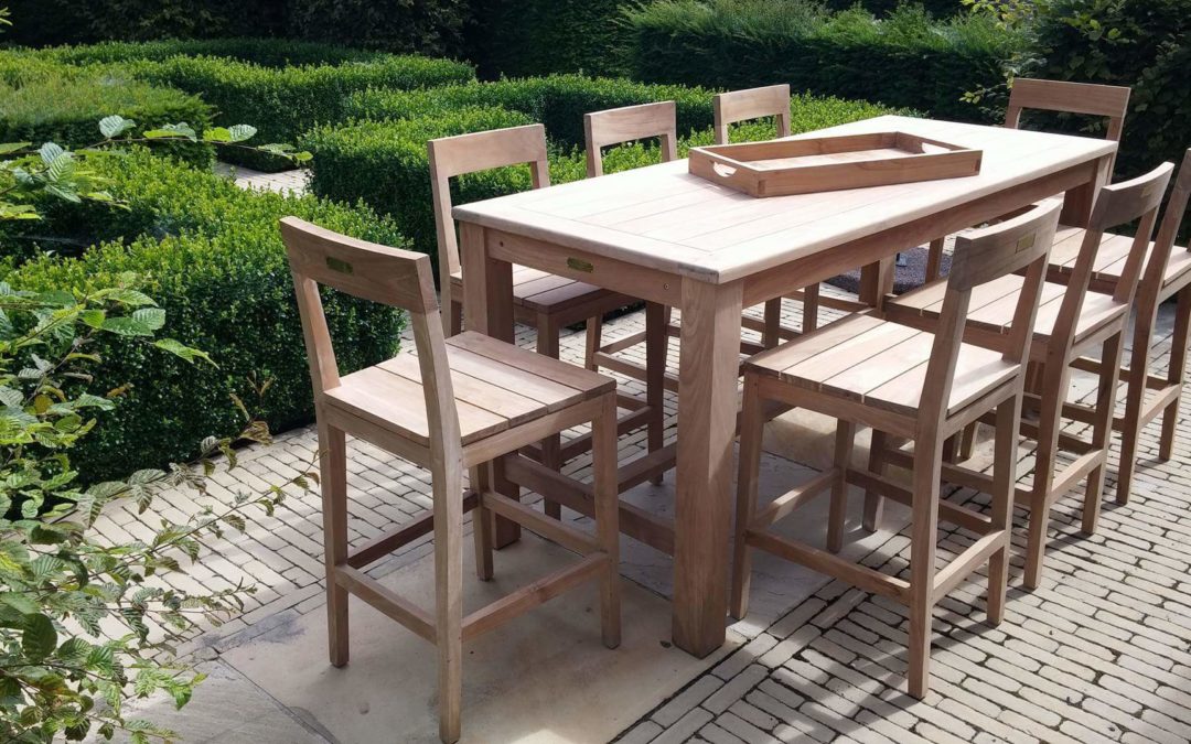 Bloktafel met barstoelen