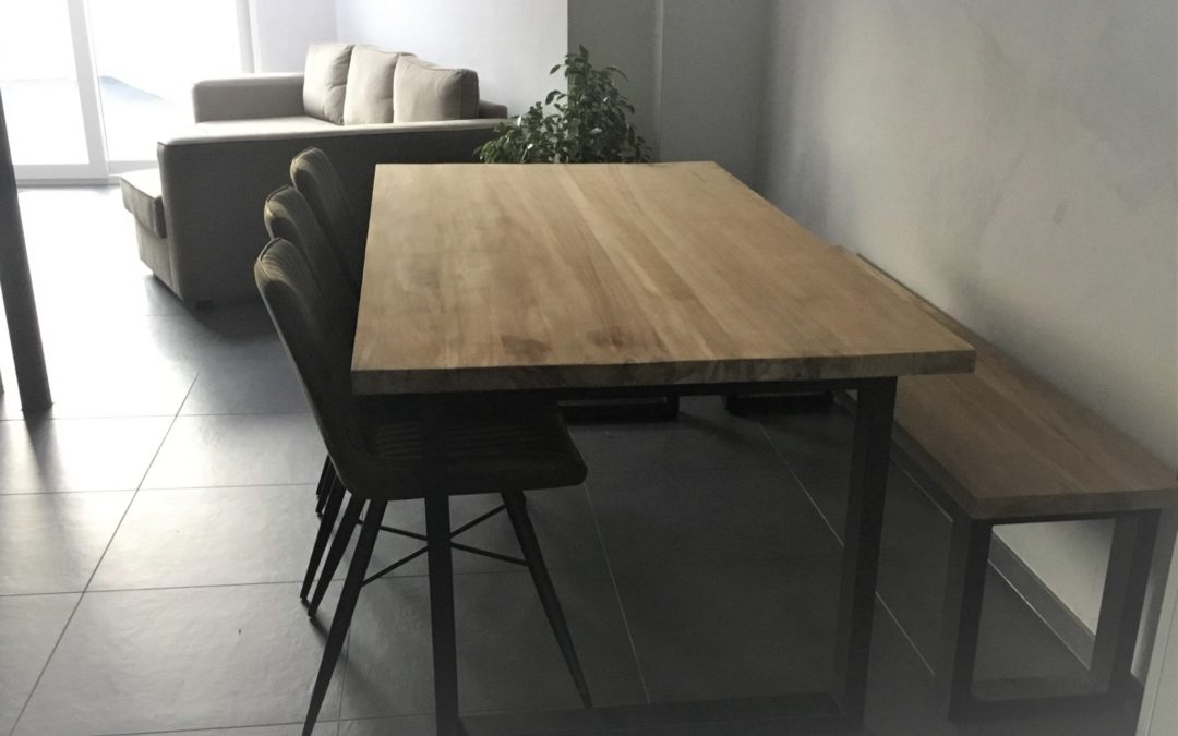 teaktafel met ijzeren voet