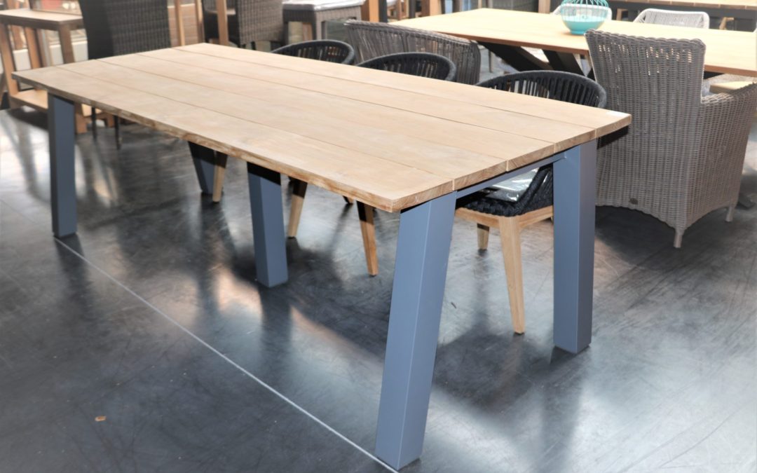 tafel met metalen frame gepoederlakt