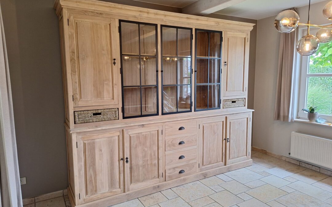 Vitrinekast met metaaldeuren  art 7718